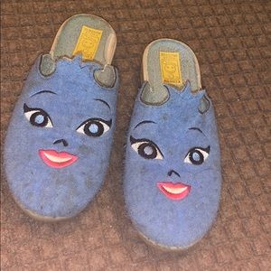 Kids slippers . size 4 1/2 - 5